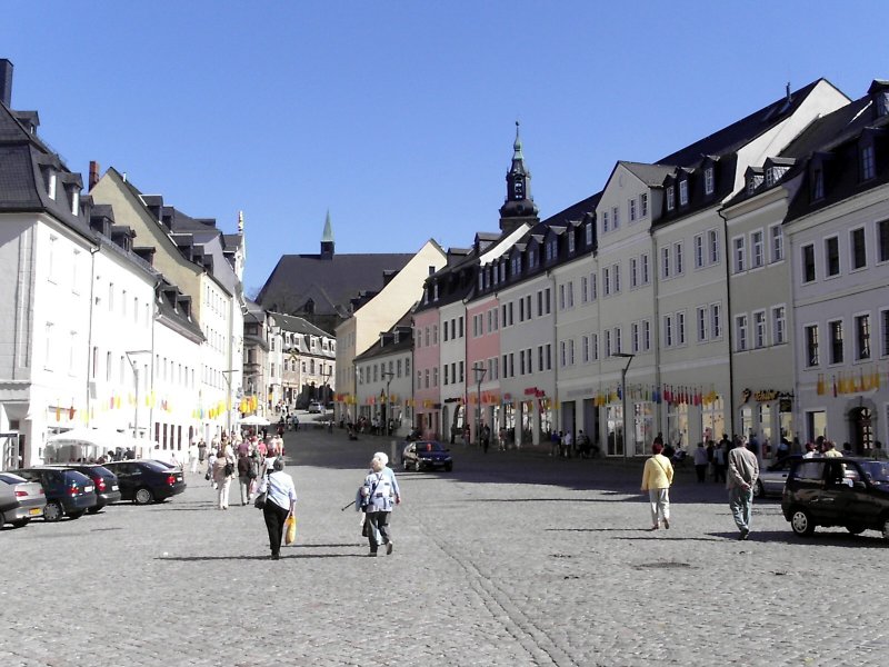 Blick vom Schneeberger Rathaus in Richtung der St.Wolfgang Kirche.