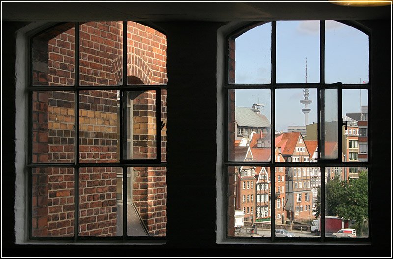 Blick von der Speicherstadt auf die Hamburger Altstadt und den Fernsehturm. 17.7.2007 (Matthias)