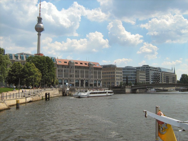 Blick von der Spree zum Fernsehturm, BERLIN 2007
