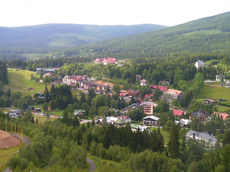 Blick von den Sprungschanzen auf Harrachov/Riesengebirger im Sommer 2004