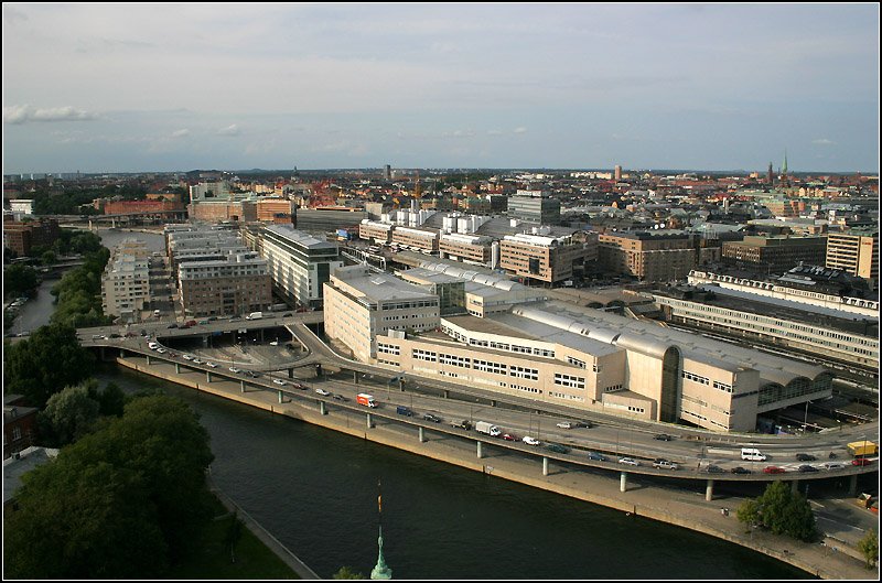 Blick vom Stadshuset-Turm auf das Gelnde vom Stockholmer Hauptbahnhof. Dieser Bahnhof hat zwar eine schne Halle im Empfangsgebude, wirkt aber insgesamt unbersichtlich und im Bahnsteigbereich wenig prgnant und uneinheitlich. 20.8.2007 (Matthias)