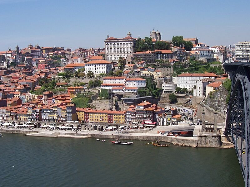 Blick vom Stadtteil Vila Nova de Gaia ber den Flu Douro auf das Centrum von Porto, rechts die Dom-Luis-Hochbrcke. Aufgenommen im Mai 2006