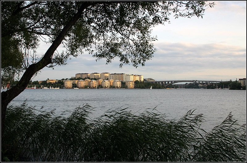 Blick von Stockholms Nachbarkommune Solna ber den Ulvsundasjn hinber zum Stockholmer Stadtteil Kristineberg. Auch hier entstanden neue Wohnbauten am Wasser. Rechts kann die Tranebergsbron erkannt werden, ber die auch die Tunnelbana nach Hsselby strand verkehrt. 21.8.2007 (Matthias)