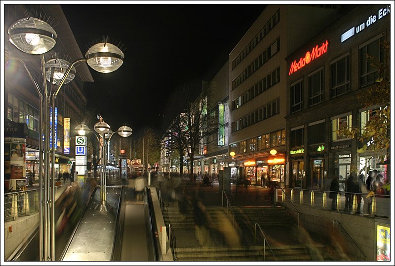 Blick in die Stuttgarter Königstraße, vom Hauptbahnhof aus gesehen. 30.11.2006 (Matthias)