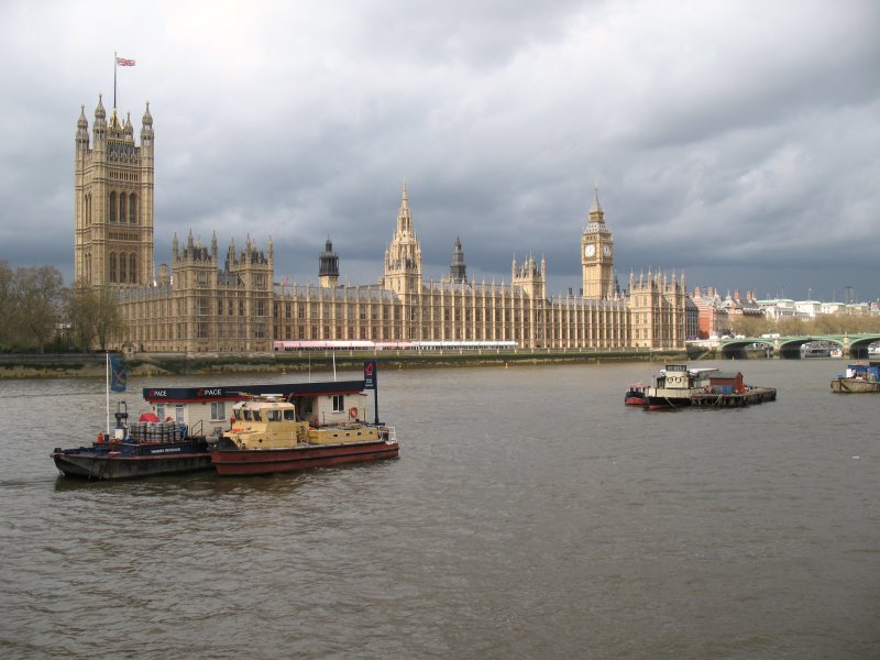 Blick vom sdlichen Themseufer auf Westminster und den Big Ben.
(April 2008)