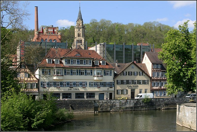 Blick vom Sulfersteg ber den Kocher zur Katharinenvorstadt mit der ehemaligen Brauerei links im Hintergrund, der Kunsthalle Wrth in Bildmitte und dem Turm der St. Katharinakirche. 05.05.2008 (Matthias)