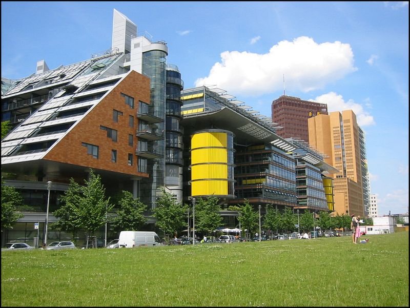 Blick vom Tilla-Durieux-Park auf die vielfltige Bebauung am Potsdamer Platz. Ganz im Hintergrund wieder der Kollhoff-Tower, im Vordergrund weitere Bro- und Wohnbauten des Areals, das von DaimlerChrysler bebaut wurde. (Juli 2005)
