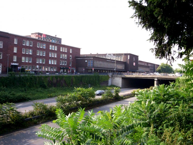 Blick ber die A59 zum Hbf Duisburg, die Stadtautobahn soll in diesem Bereich berdeckelt und der Bahnhofsvorplatz somit erweitert werden. 