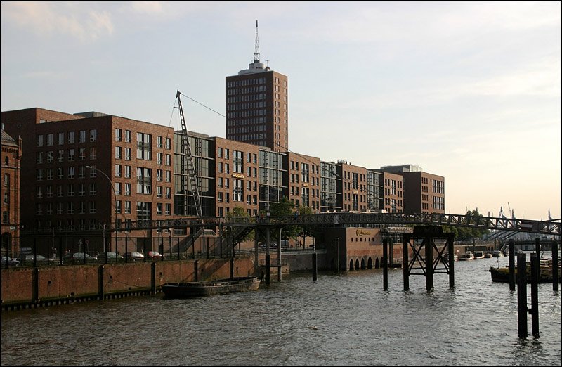 Blick ber den Binnenhafen auf das Hanesatic Trade Center, das 1997 fertiggestellt wurde. ber den neuen Steg knnen auch bei Sturmflut-Hochwasser die Neubauten hier und am Sandtorhafen erreicht werden. 14.7.2007 (Matthias)