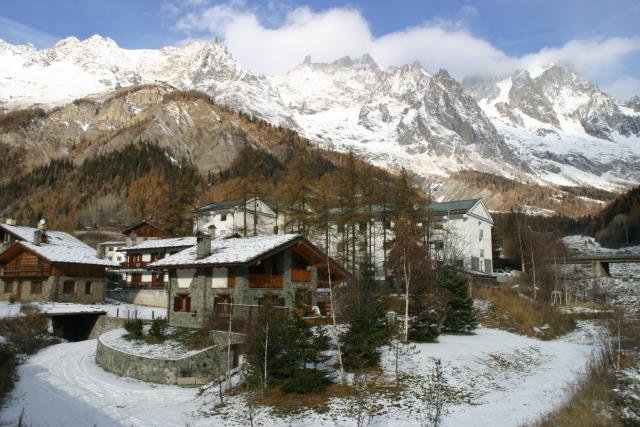 Blick ber Courmayeur in nrdlicher Richtung, zum Mont Blanc-Massiv; 27.11.2005