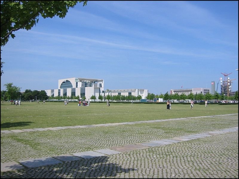 Blick ber dem Platz vor dem Reichstagsgebude auf den gewaltigen Bau des Bundeskanzleramts. Ganz rechts ist auch der neue Hauptbahnhof zu sehen, der im Juli 2005 noch im Bau war.
