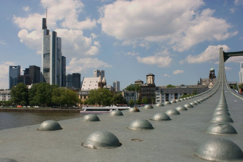 Blick ber den Eisernen Steg in Frankfurt/Main.
(Juni 2009)