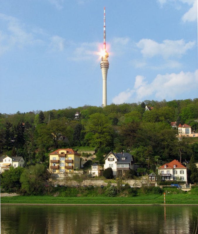 Blick ber die Elbe zum Fernsehturm in Dresden-Wachwitz mit Reflexion der Sonnenstrahlen; 30.04.2008
