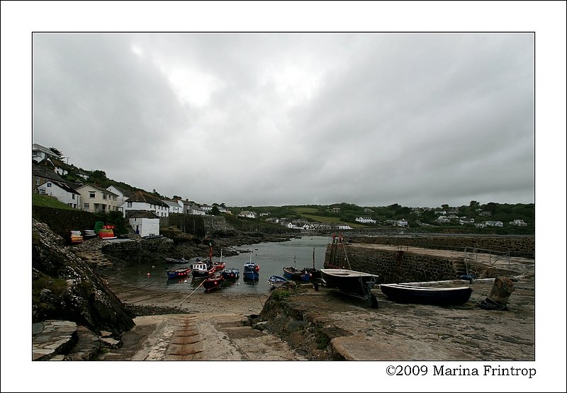 Blick ber den Hafen von Coverack, Cornwall UK.