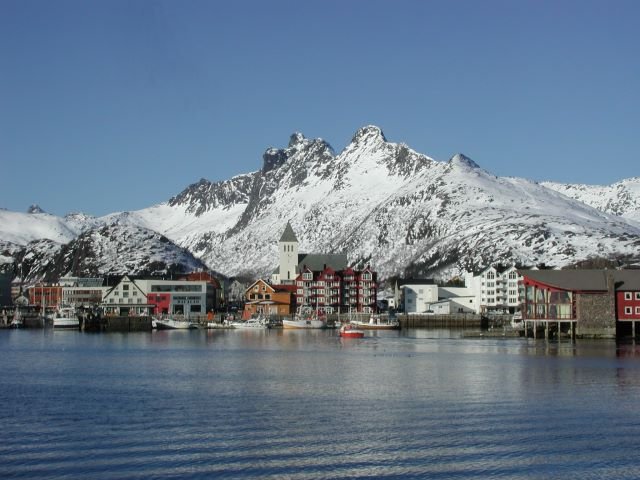 Blick ber den Hafen von Svolvr. Neben Stamsund ist Svolvr ein Anlaufpunkt der Hurtigruten.