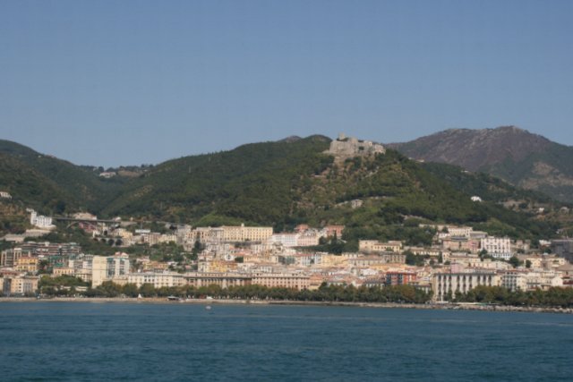Blick ueber den Hafen zum Castello di Arechi.