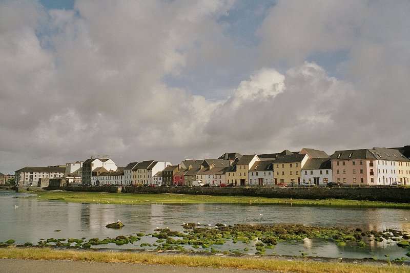 Blick ber den hier in den Atlantik mndenden Fluss Corrib auf den Claddagh Quay von Galway