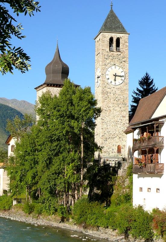 Blick ber den Inn auf alten Ortsteil von Susch mit Kirche am 18.08.2008