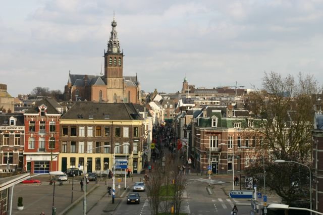 Blick ber die Lange Hetzelstraat zur St. Stevenskerk.