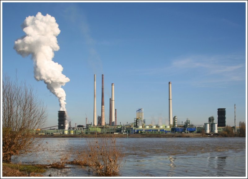 Blick ber den Rhein auf die Carbonaria Kokerei in Duisburg-Schwelgern.