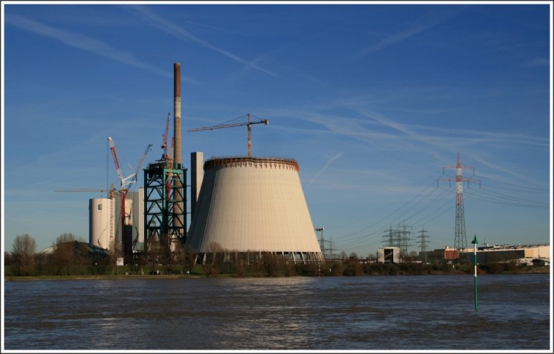 Blick ber den Rhein auf die  Grobaustelle Block 10  des Steinkohlekraftwerks Duisburg-Walsum. Fotografiert am 10.02.08 vom Rheinufer in Orsoy (Wesel).