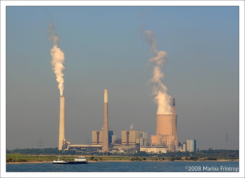 Blick ber den Rhein auf das Steinkohle Kraftwerk HKW Voerde.