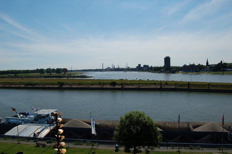 Blick ber den Rhein bei Duisburg-Ruhrort