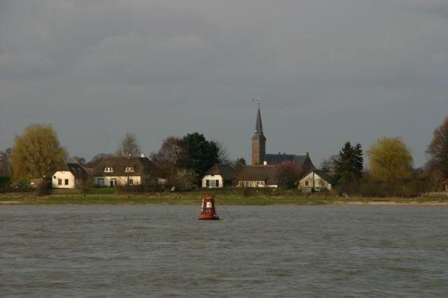 Blick ber den Rhein zum Stadteil Lente.