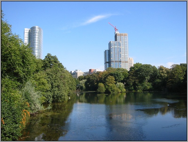 Blick ber den Schwanenspiegel im Dsseldorfer Stndehauspark am 10.09.2006. Im Hintergrund sieht man zwei markante Hochhuser der Stadt, links GAP 15 und rechts die Deutsche Rentenversicherung Rheinland.