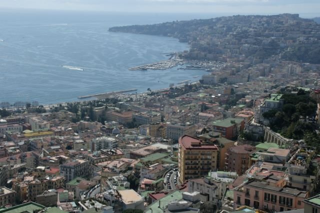 Blick ber die Stadteile Posillipo und Chiaia.