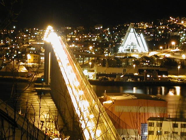 Blick ber die Tromsbrua nach Tromsdalen und zur Eismeerkathedrale; 18.03.2002