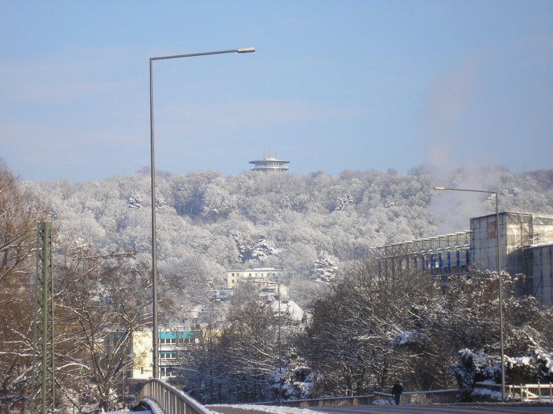 Blick ber die Turmstrasse in Aachen. Der verschneite Lousberg mit seinem Drehturm an einem eiskalten Wintermorgen.