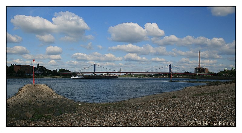 Blick ber das Ufer und den Rhein bei Duisburg-Neuenkamp Richtung Ruhrort und Laar.