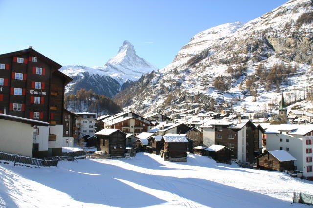 Blick ber Zermatt zum Wahrzeichen der Stadt - dem 4.478m hohen Matterhorn; 12.12.2005