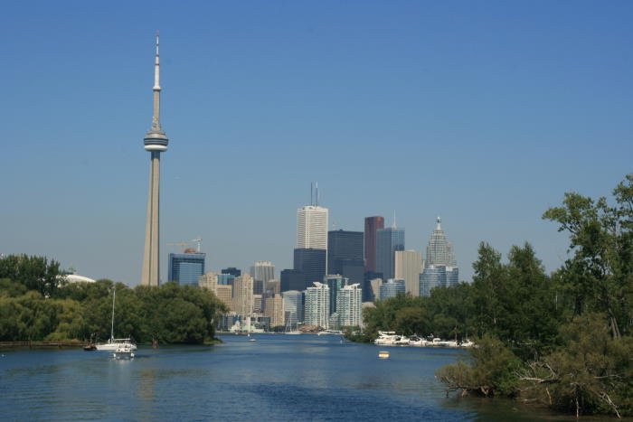 Blick vorbei an den vorgelagerten Inseln Muggs Island und Centre Island auf die Skyline von Toronto.