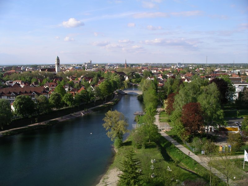 Blick vom Weitannenturm ber die Stadt Kehl.
Im Vordergrund der Altrhein, ein Binnengewsser in der Stadt, der Rest eines ehemaligen Rheinarms.

25.04.2004 Kehl