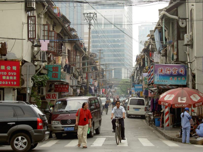 Blick in eine Wohnsiedlung in Shanghai PuChi. Solche Siedlungen verschwinden in absehbarer Zeit um Platz fr 30-50 stckige Wohnsilos zu haben. Shanghai 24.06.2006.