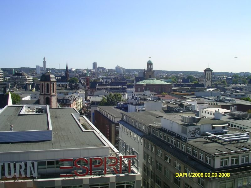 Blick von der Zeilgalerie in Richtung Frankfurt Sachsenhausen. Zu sehen sind unter anderen der Henninger Turm und die Paulskirche.