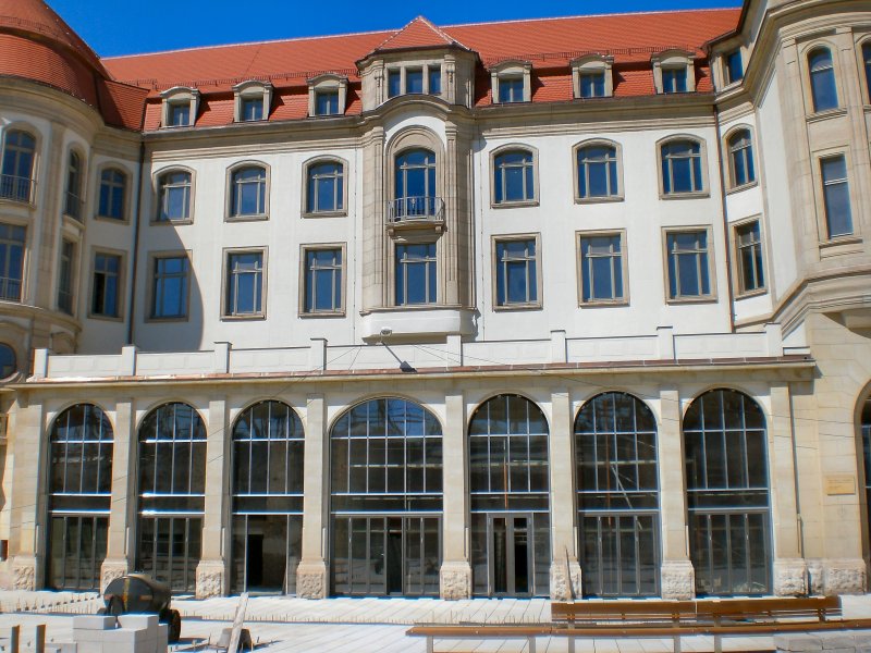 Blick zum frisch restaurierten ehemaligen Hotel Erfurt Hof gegenber dem Hauptbahnhof, Sommer 2007