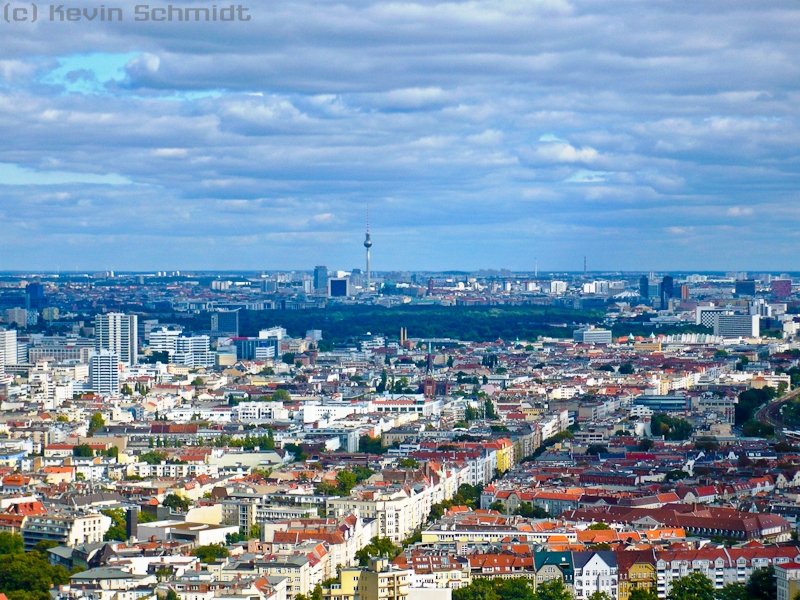 Blick zum  Konkurrenten  - Vom Berliner Funkturm aus blicken wir ber den Tiergarten hinweg in das ehemalige Ostberlin mit dem Fernsehturm. (13.09.2008)