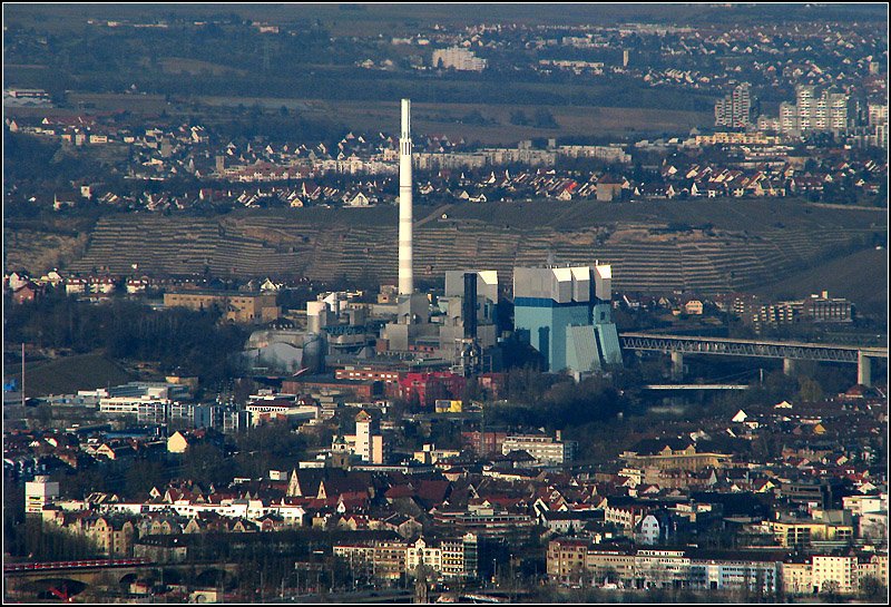 Blick zum Kraftwerk Mnster. Unten der Stadtteil Bad Cannstatt mit der Bahnbrcke ber den Neckar in der linken unteren Bildecke.
Rechts Hinter dem Kraftwerk das Neckartalviadukt der Gterumgehungsbahn. ber dem Weinberg am Neckartalhang der Stadteil Steinhaldenfeld. Die Hochhuser am rechten Bildrand gehren zu Neugereut. Die Ortschaft darber ist Remseck-Aldingen. 12.02.2008 (Jonas)