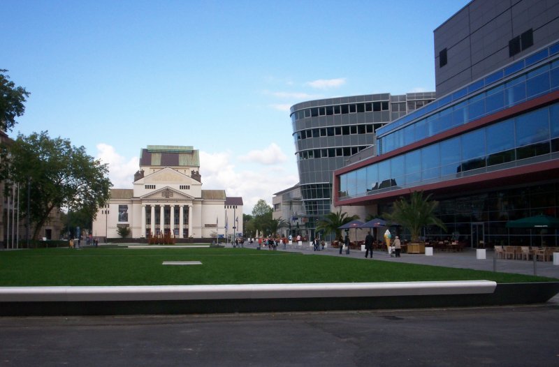 Blick zum Stadttheater und dem neuen City Palais mit Spielcasino in Duisburg