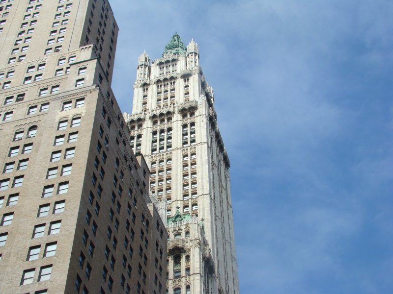 Blick zum Woolworth Building in New York City - Manhattan. Aufgenommen am 08.04.08 - Broadway/City Hall Park.