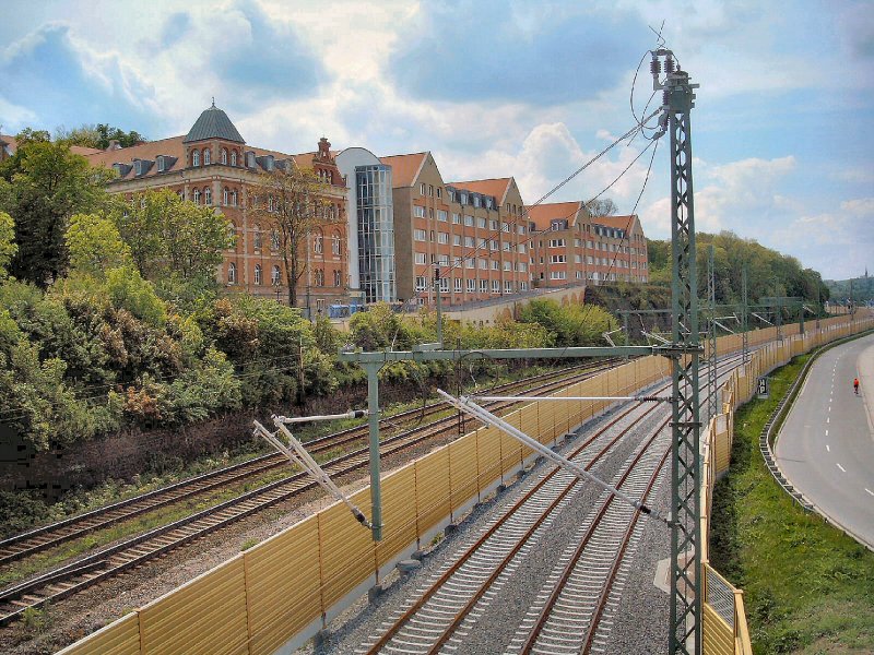 Blick zur ehem. Steigerbrauerei am Steigerrand, dahinter Neubauten, vorn Teil der neuen Trasse, Aufnahme 2005