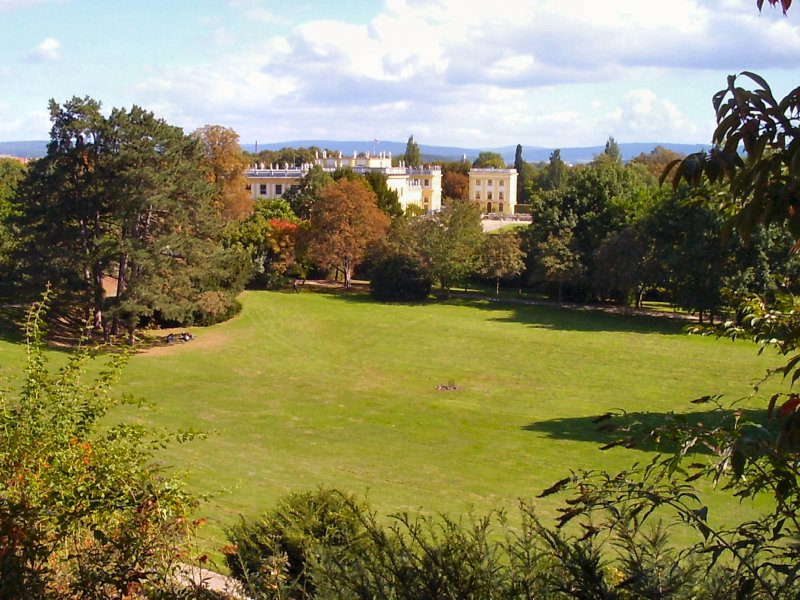 Blick zur Orangerie in Kassel, mitten im Grnen. Aufnahme vom Sommer 2005

auch Kategorie: Deutschland/Hessen/Kassel