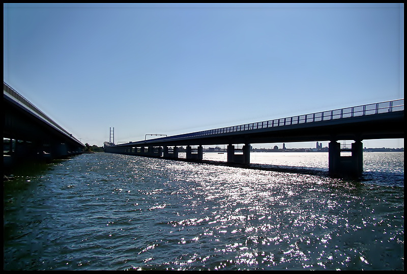 Blick zwischen die beide Sundquerungen bei Stralsund.