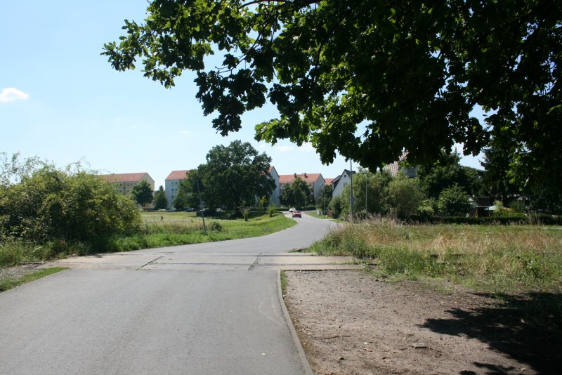 Blumenweg. Im Vordergrund der ehemalige Bahnbergang der alten Hauptstrecke Berlin - Breslau 