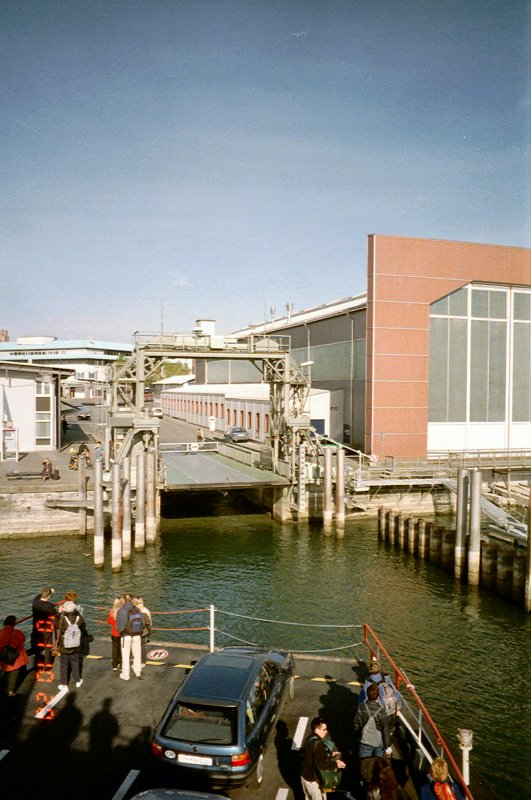 Bodenseefhre - kurz vor dem Anlegen in Friedrichshafen - dig. Foto von 2001