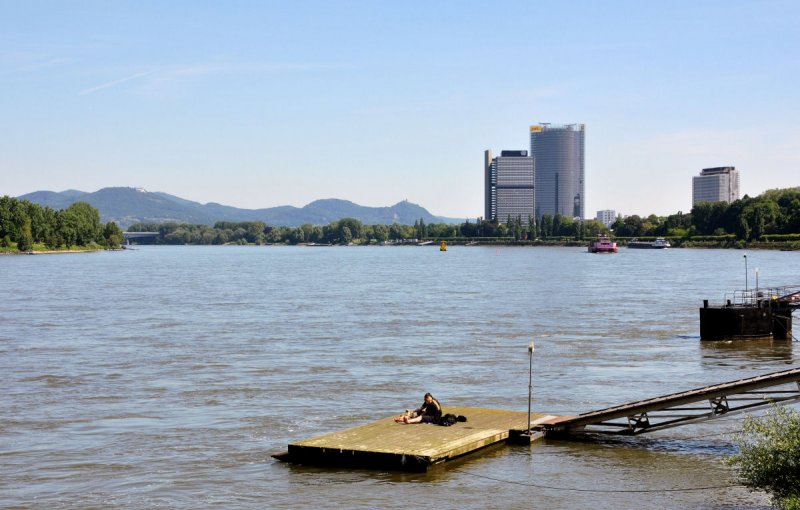 Bonn - Richtung Siebengebirge (im Hintergrund) mit Posttower - 23.05.2009