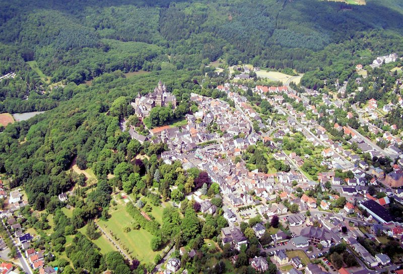 Braunfels mit Schlo aus der Luft (Hessen / Taunus) 30.06.2005